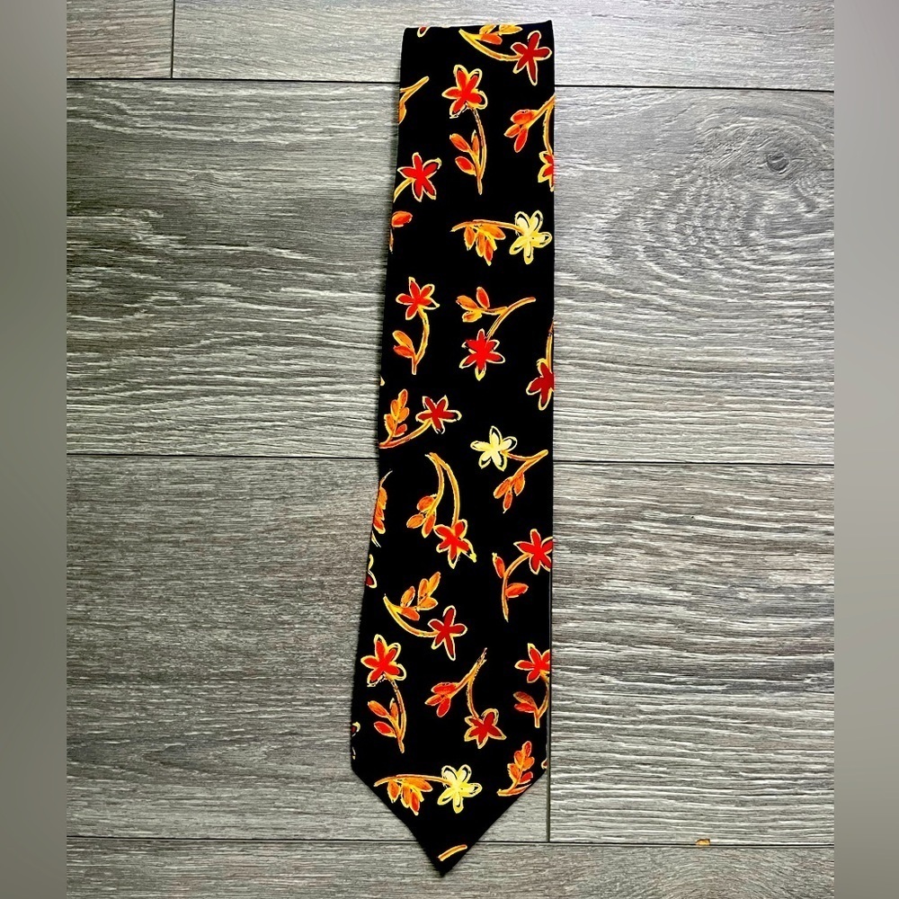 Ungaro Navy Floral Print 100% Silk Tie 57.5” Long 3.5” Wide Spring Work Career